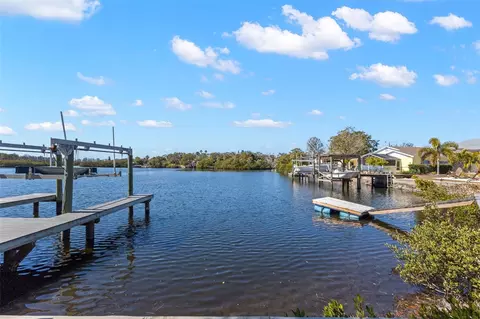 2138 Bayou Dr, Holiday, FL 34691