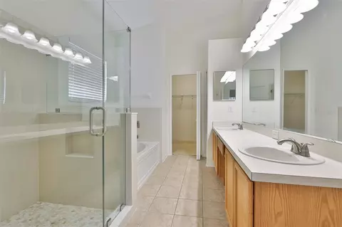 Bath - 11813 Stonewood Gate Dr, Riverview, FL 33579 photo 1 of 4