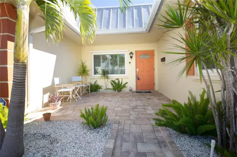 6575 Green Valley Dr, Seminole, FL 33777