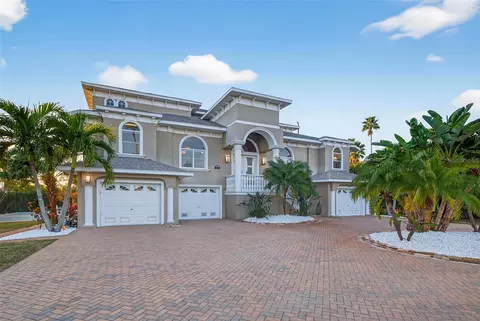 8880 Commodore Dr, Seminole, FL 33776