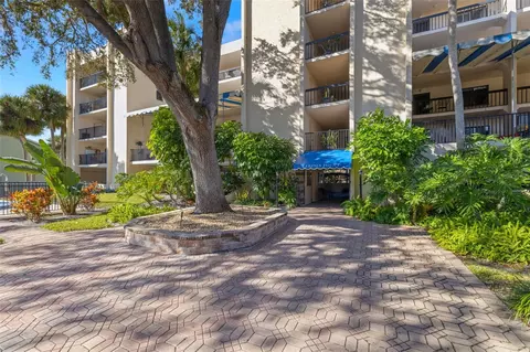 402 Tarpon Pt, Tarpon Springs, FL 34689