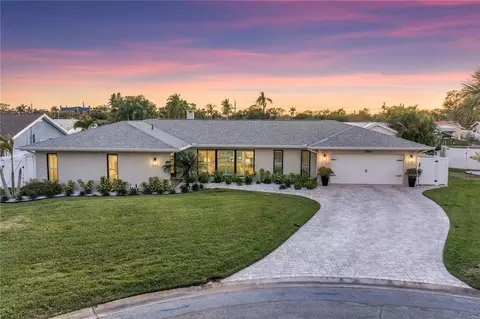 5166 Horseshoe Pl NE, Saint Petersburg, FL 33703