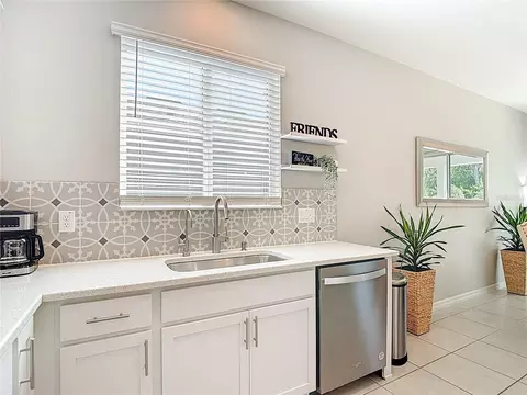 Kitchen - 9526 Clarkwild Pl, Seffner, FL 33584 photo 5 of 9