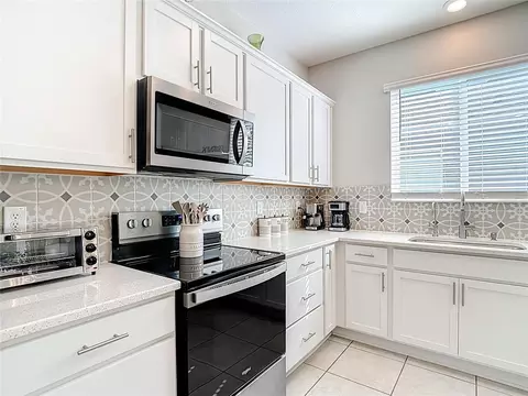 Kitchen - 9526 Clarkwild Pl, Seffner, FL 33584 photo 4 of 9