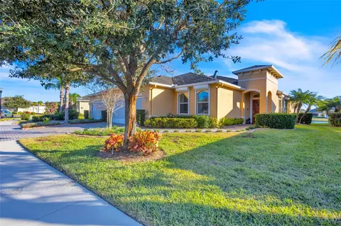 633 Chipper Dr, Sun City Center, FL 33573