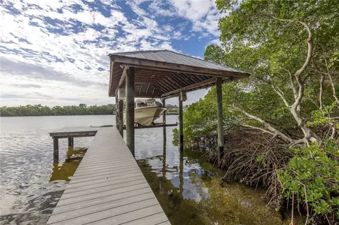 734 Weedon Dr NE, Saint Petersburg, FL 33702