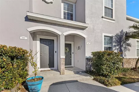 1919 Greenwood Valley Dr, Plant City, FL 33563