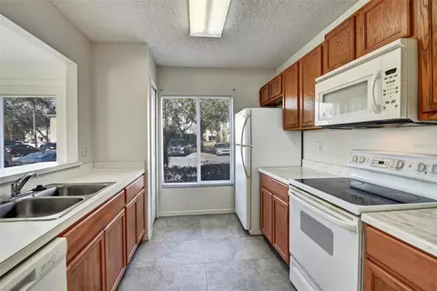 Kitchen - 10805 Keys Gate Dr, Riverview, FL 33579 photo 2 of 3