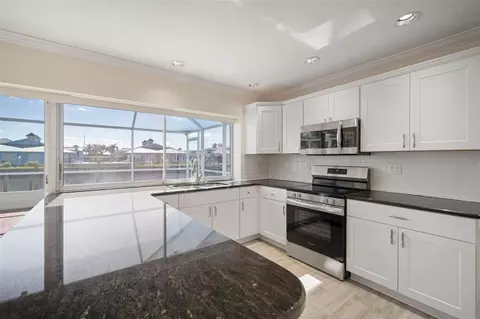 Kitchen - 910 Spindle Palm Way, Apollo Beach, FL 33572 photo 5 of 7