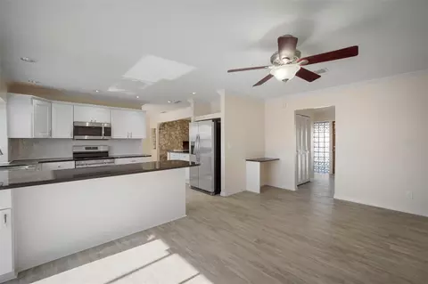 Kitchen - 910 Spindle Palm Way, Apollo Beach, FL 33572 photo 6 of 7