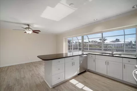 Kitchen - 910 Spindle Palm Way, Apollo Beach, FL 33572 photo 2 of 7