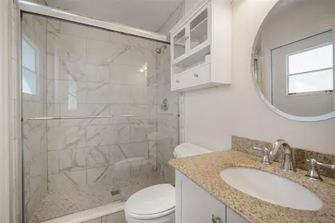 Bath - 910 Spindle Palm Way, Apollo Beach, FL 33572 photo 1 of 3