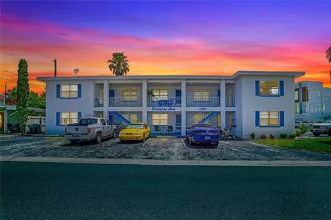 11025 2nd St E #8, Treasure Island, FL 33706