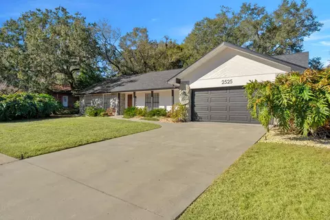 2525 Laurelwood Ln, Valrico, FL 33596