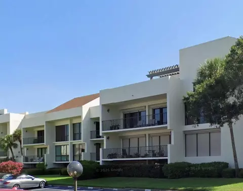 50 Coe Rd #322, Belleair, FL 33756