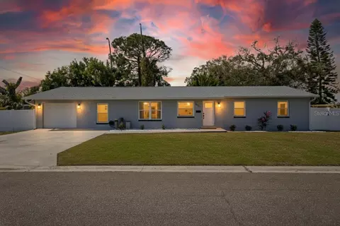 8050 Carolyn St NE, Saint Petersburg, FL 33702