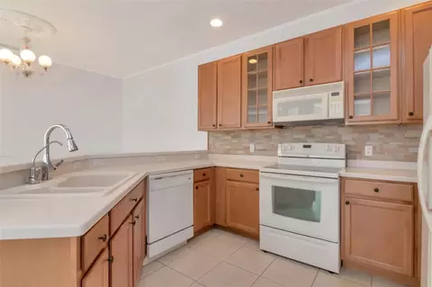 Kitchen - 125 Shell Falls Dr, Apollo Beach, FL 33572 photo 1 of 5