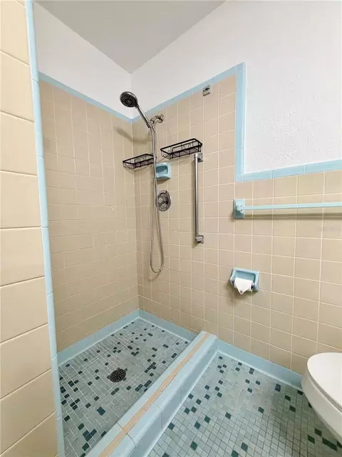 Bath - 110 S Corona Ave, Clearwater, FL 33765 photo 2 of 4