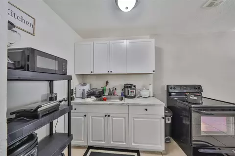 Kitchen - 11708 Balm Riverview Rd, Riverview, FL 33569 photo 4 of 5
