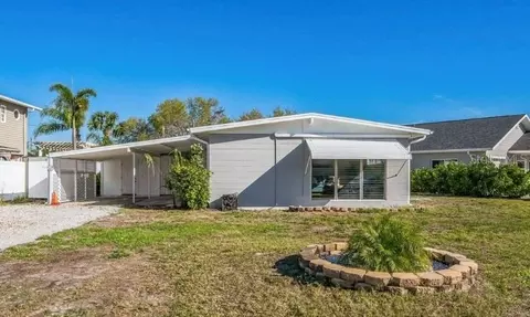 101 Sunlit Cove Dr NE, Saint Petersburg, FL 33702