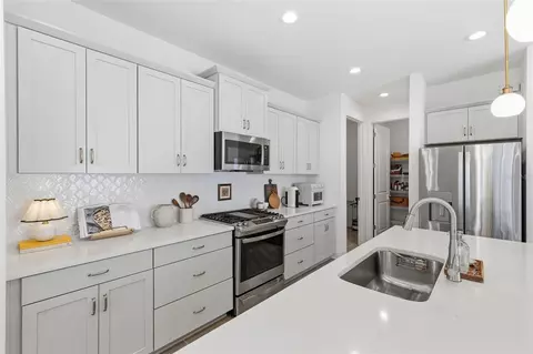 Kitchen - 10141 Spruce River Way, Parrish, FL 34219 photo 6 of 8