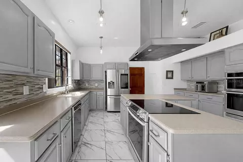 Kitchen - 13607 2nd Ave E, Bradenton, FL 34212 photo 11 of 14