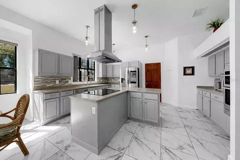 Kitchen - 13607 2nd Ave E, Bradenton, FL 34212 photo 7 of 14