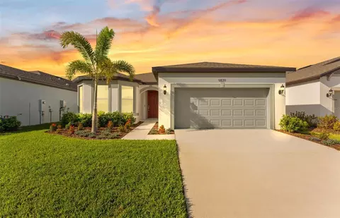 Exterior - 9839 Crescent Moon Dr, Riverview, FL 33578 photo 4 of 9
