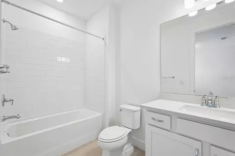 Bath - 9927 Johnson Oaks Gln, Parrish, FL 34219 photo 3 of 3