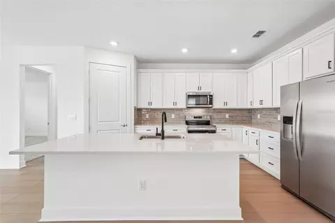 Kitchen - 9927 Johnson Oaks Gln, Parrish, FL 34219 photo 1 of 2