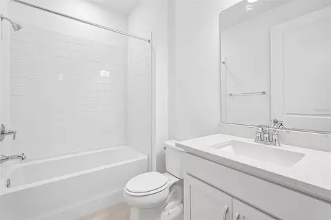 Bath - 9927 Johnson Oaks Gln, Parrish, FL 34219 photo 2 of 3