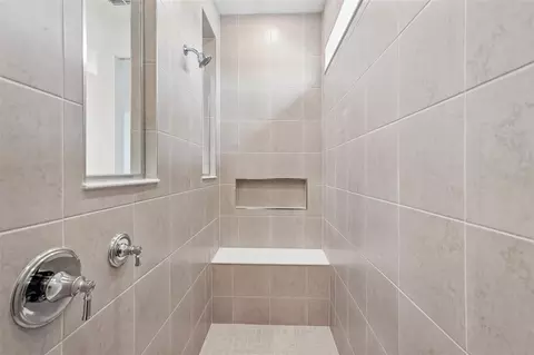 Bath - 9927 Johnson Oaks Gln, Parrish, FL 34219 photo 1 of 3