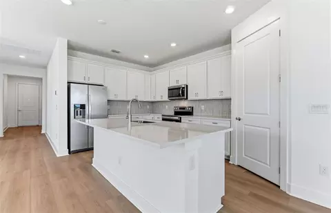Kitchen - 9939 Johnson Oaks Gln, Parrish, FL 34219 photo 1 of 2