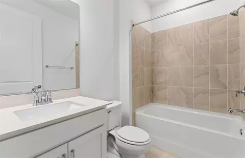 Bath - 9939 Johnson Oaks Gln, Parrish, FL 34219 photo 2 of 3