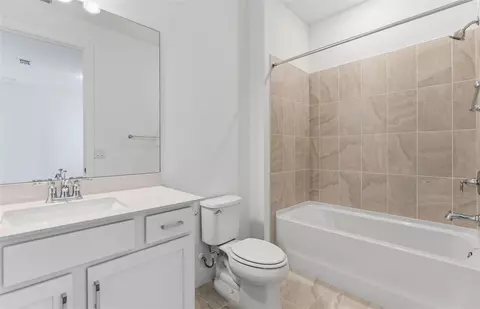 Bath - 9939 Johnson Oaks Gln, Parrish, FL 34219 photo 3 of 3