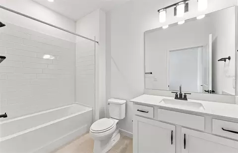Bath - 9931 Johnson Oaks Gln, Parrish, FL 34219 photo 4 of 4