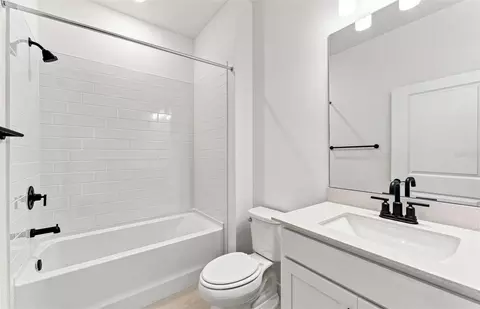 Bath - 9931 Johnson Oaks Gln, Parrish, FL 34219 photo 3 of 4