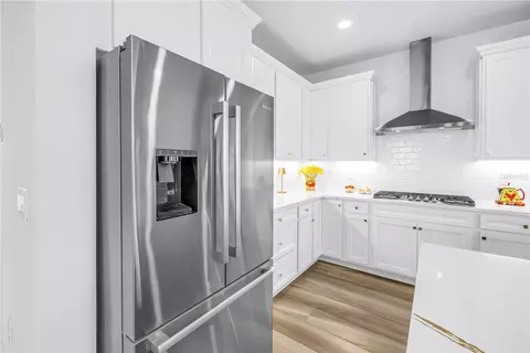 Kitchen - 8721 Ocean Tides Cv, Parrish, FL 34219 photo 2 of 11