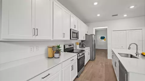 Kitchen - 3213 Pineberry Xing, Parrish, FL 34219 photo 2 of 3