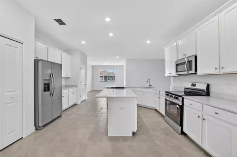 Kitchen - 3205 Pineberry Xing, Parrish, FL 34219 photo 2 of 2