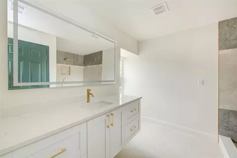 Bath - 2171 Beecher Rd, Clearwater, FL 33763 photo 3 of 7
