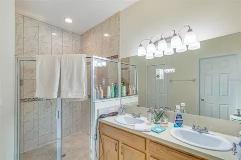 Bath - 763 Star Pointe Dr, Seffner, FL 33584 photo 2 of 5