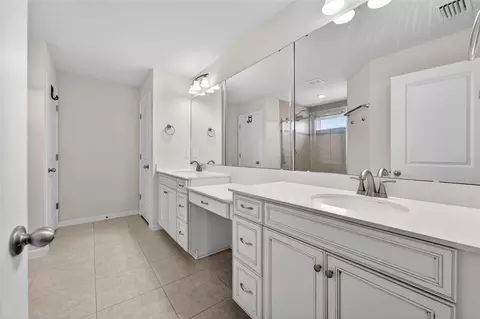 Bath - 12273 Blue Pacific Dr, Riverview, FL 33579 photo 3 of 7