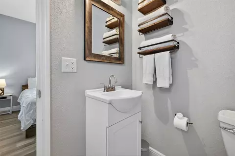 Bath - 2604 E 18th Ave, Tampa, FL 33605 photo 2 of 4