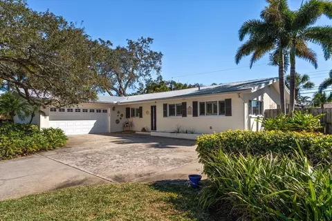 127 Oakwood Dr, Largo, FL 33770