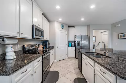 Kitchen - 10334 Echo Dock Loop, San Antonio, FL 33576 photo 4 of 6