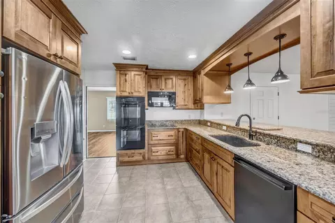 Kitchen - 6902 Potts Rd, Riverview, FL 33569 photo 2 of 7