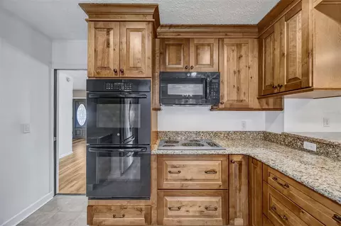 Kitchen - 6902 Potts Rd, Riverview, FL 33569 photo 5 of 7
