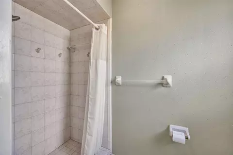 Bath - 6902 Potts Rd, Riverview, FL 33569 photo 2 of 10