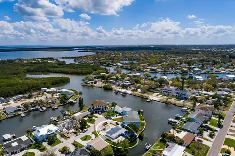 9046 Treasure Ln NE, Saint Petersburg, FL 33702